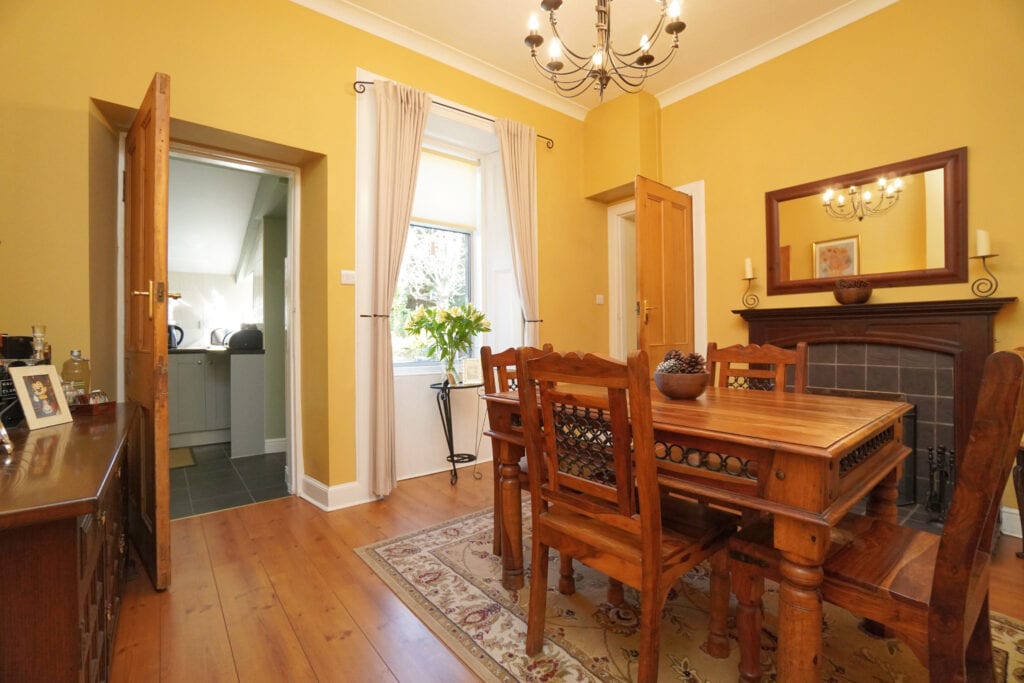 Arden Cottage Glasgow Road, Hardgate, G81 5QX McHugh Estate Agents